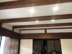 和室は内装工事のみ行いました<br />
天井は梁を残して梁間にダウンライトを埋め込みました<br />
古い板張り天井は明るい壁紙で仕上げました