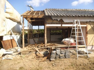 入り口が狭いため、敷地内部で車の切り返し出来る為に、一部減築をしてます。