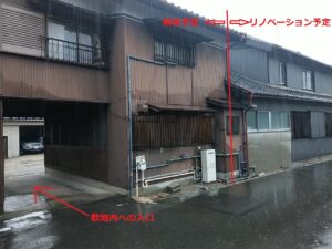 工事前の外観（道路側から見たところ）です<br />
左側（東側）の建物（40年前の増築部分）は最終的に解体する計画です