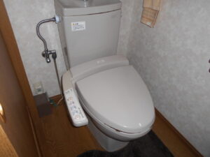 リフォーム前のトイレです<br />
きれいにお使いですがどこか古さを感じます