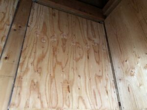 「真壁上下空き」工法です<br />
アルミアングルに構造用合板をビス止めします<br />
施工方法、使用するビス、間隔など、全て木造耐震協会による決め事があります