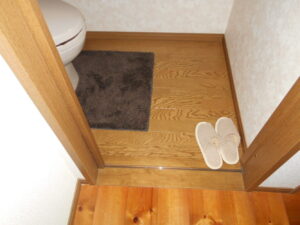 リフォーム前のトイレの床です<br />
便器取替時に既設トイレの跡が付いてしまうことを考慮し、床と壁クロスも一新させていただくことになりました<br />
