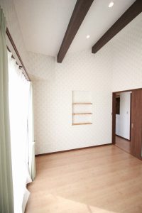 2階の子供部屋は勾配天井になっています。<br />
原田建築では2階居室を吹き抜け勾配天井にする事が多いです。