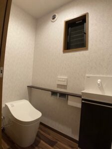 リフォーム後のトイレです<br />
人気のタンクレスタイプです<br />
タンクのない分、手洗いカウンターを設置してもゆとりの空間です<br />
<br />
<br />
<br />
<br />
