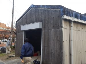 工事前の農業用倉庫です。<br />
道路拡張のために解体する必要がありました。