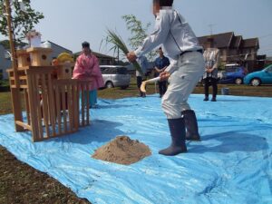 工事前の地鎮祭の様子です<br />
原田建築ではいつも地元の神主さんにお願いをしています