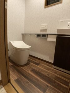 リフォーム後のトイレ内装です<br />
元々の床に6ミリのフローリングを重ね張りしました<br />
<br />
