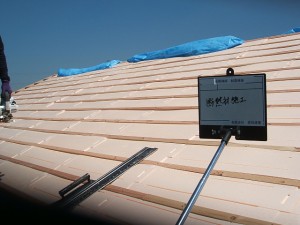 経年により「ソリ」、「沈み」が生じてます。そのまま桟葺瓦を施工し凸凹した仕上げにならないように、既設の屋根垂木と直角に水平方向に屋根垂木を施工します。それにより凸凹した仕上がりになるのを防ぎます。屋根の熱気が小屋裏に進入するのを防ぐ役割もあります。撤去して下の部屋が暑くならないように、断熱材を施工します。