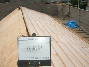 撤去した瓦下の土は、下地としてだけでなく、屋根の熱気の進入を防いでくれる役割もあります<br />
下の部屋が暑くならないように新たに断熱材を施工します