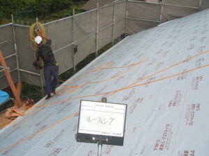さらに屋根の防水シートを施工します