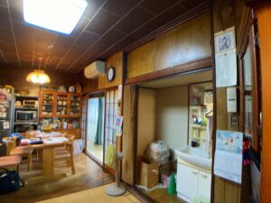 工事前のリビングと洗面台です