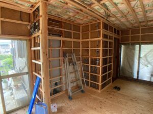 工事中です。洗面台のあった場所です。<br />
平屋建てのお住まいで、天井には断熱材が入っていませんでしたが、新たに敷き詰めました。