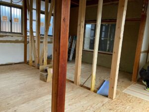 和室の工事の様子です。<br />
子供部屋２室の間仕切りとなる壁を設けるため、新たに柱を立てます。