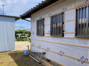 工事前の外壁です。<br />
透湿防水シートを張り、外壁鈑金を張るための胴縁下地を打ちます。サッシ周りには防水テープが張られています。