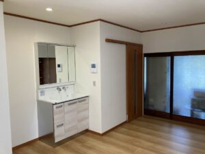 工事後のリビングと洗面台です。お客様のご要望でリビング内に洗面台を設置しています。<br />
