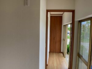 工事後の子供部屋前の廊下です。<br />
子供部屋に収納がないため、突き当りに収納を設けました。お子様はダイニングキッチンを通過してそれぞれの部屋へ行くことになります。自然と家族と顔を合わせることができます。