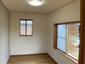子供部屋B<br />
5畳と部屋はコンパクトですが、机、ベッドの置けるそれぞれのお部屋を設けることができました。
